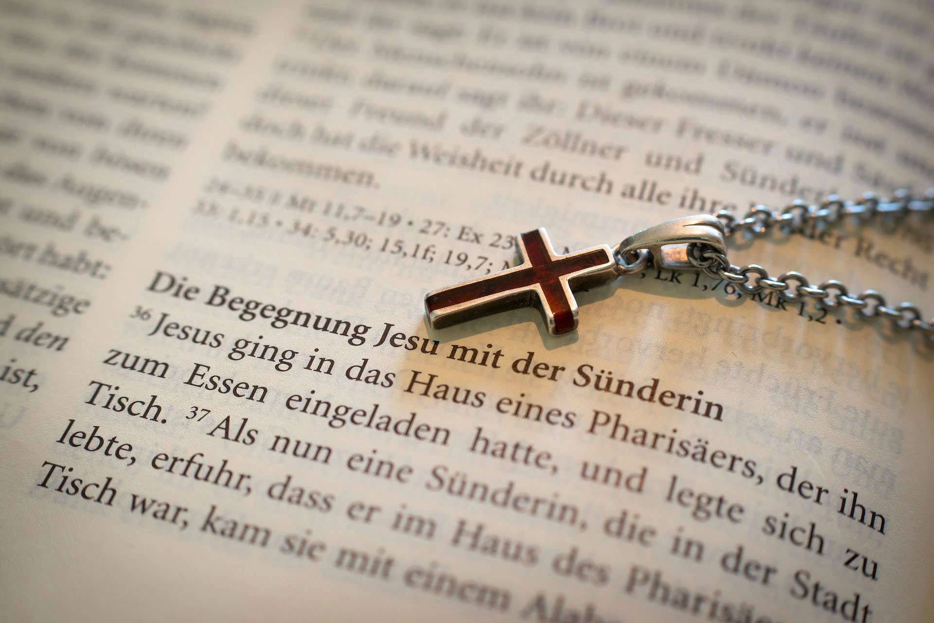 Quelle: pixabay.de / Didgeman, https://pixabay.com/de/photos/bibel-kreuz-erl%c3%b6sung-befreiung-1058289/, Freie kommerzielle Nutzung Kein Bildnachweis nötig Kette mit Kreuz liegt auf der Bibel